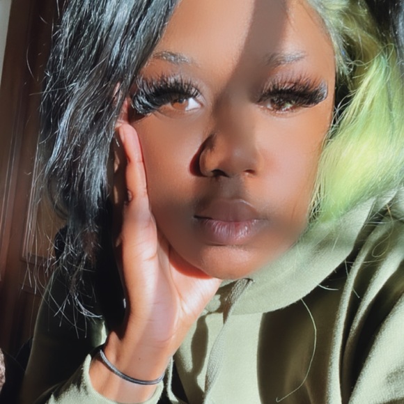 Meet your Posher, Alexus - Picture 1 of 6